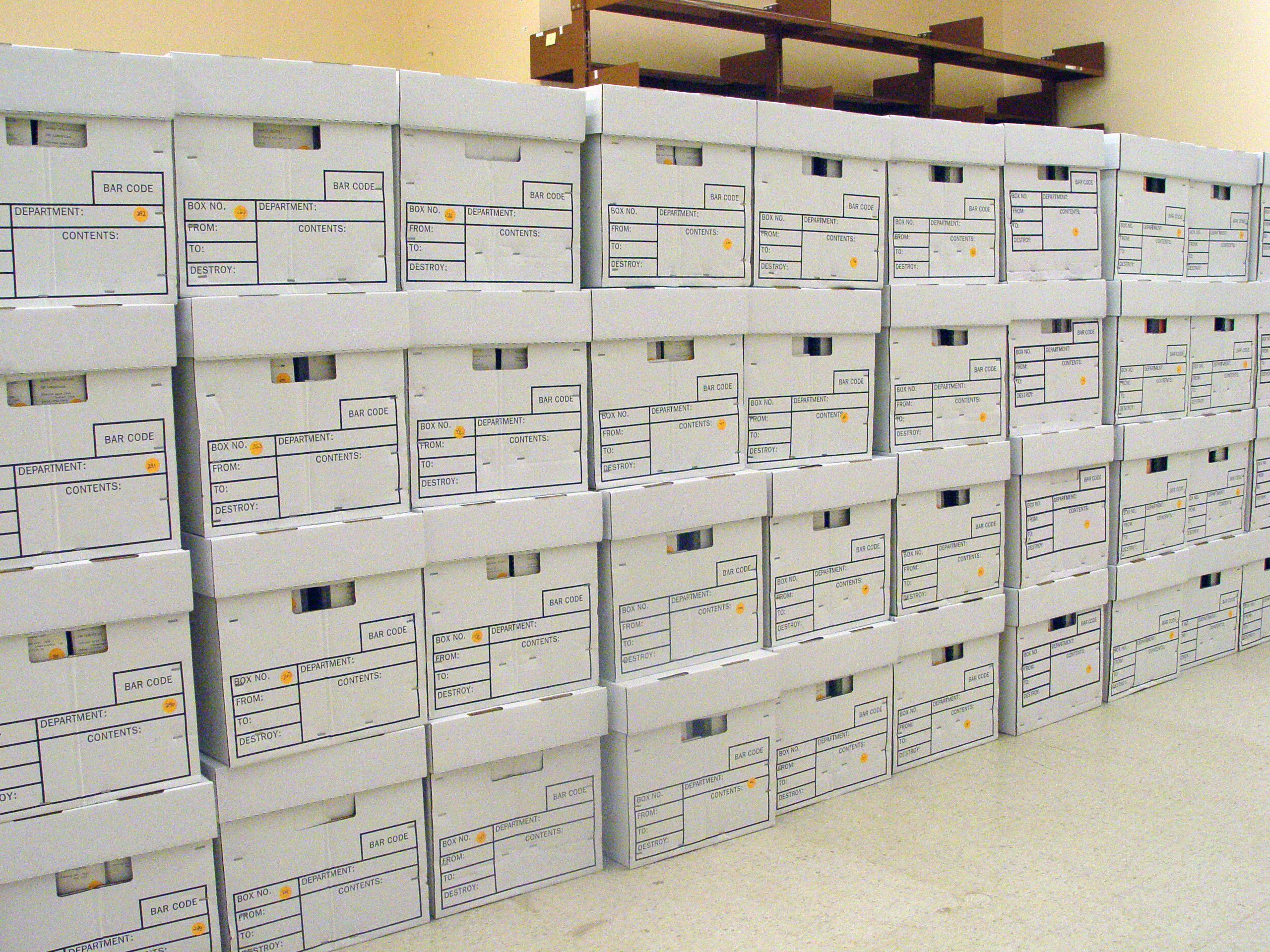 Хранение документов в организации 2020. Ящик для документов. Коробки для архива. Хранение документов. Хранение документов в архиве.